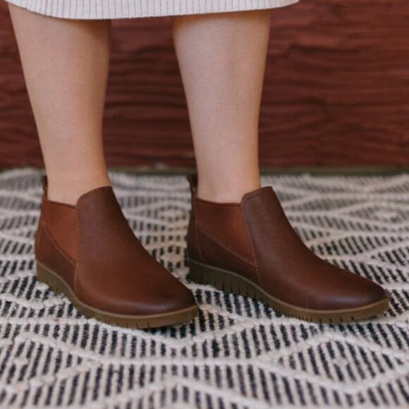 NEW DANSKO Leather Louisa Chelsea Comfort Booties in brown for women 925 5m3 - Picture 1 of 8